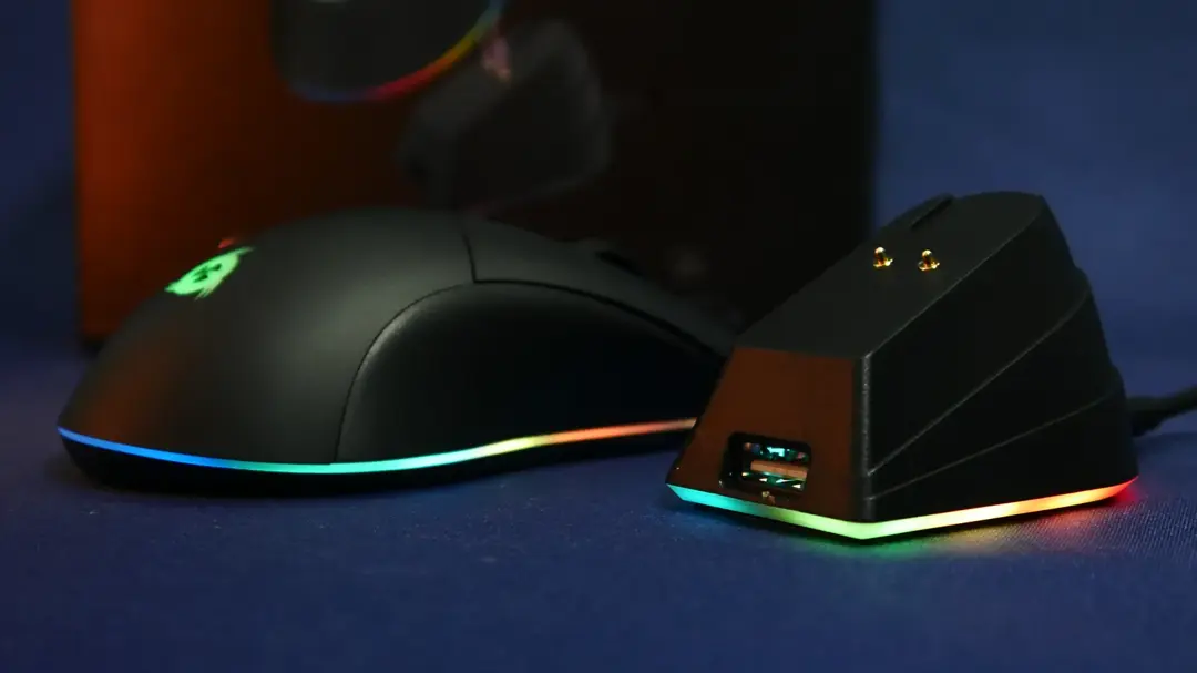 KLIM Blaze Pro mit RGB-Beleuchtung neben dem Ladedock